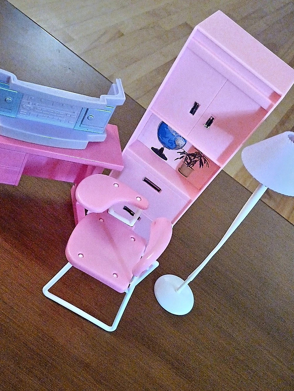 Barbie Office Furniture Vintage Pink Lot Of 5 Pcs
Chair, Desk , Lamp